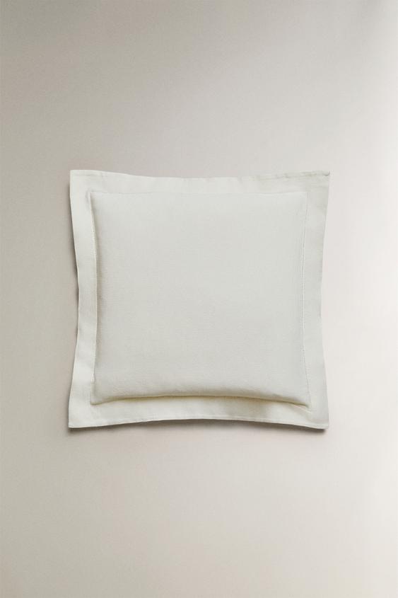 CAPA DE ALMOFADA EM PIQUÊ COM ELEMENTO DECORATIVO - Branco-marfim da Zara - Imagem 0