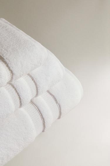 EXTRA SOFT DOUBLE BORDER BATH TOWEL - White by Zara - Image 1