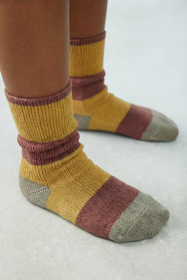 CHAUSSETTES LONGUES À RAYURES - Moutarde de Zara
