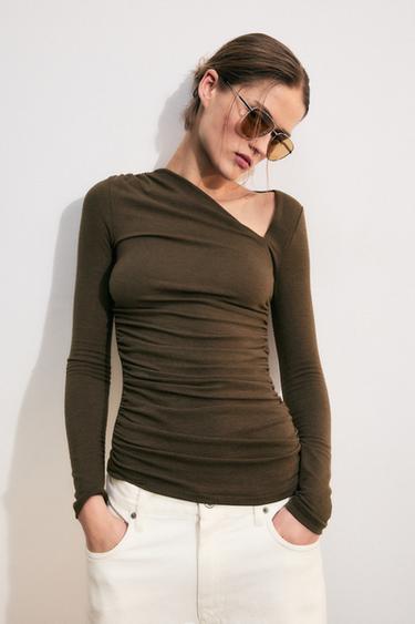 CAMISETA ESCOTE ASIMÉTRICA - Marrón de Zara