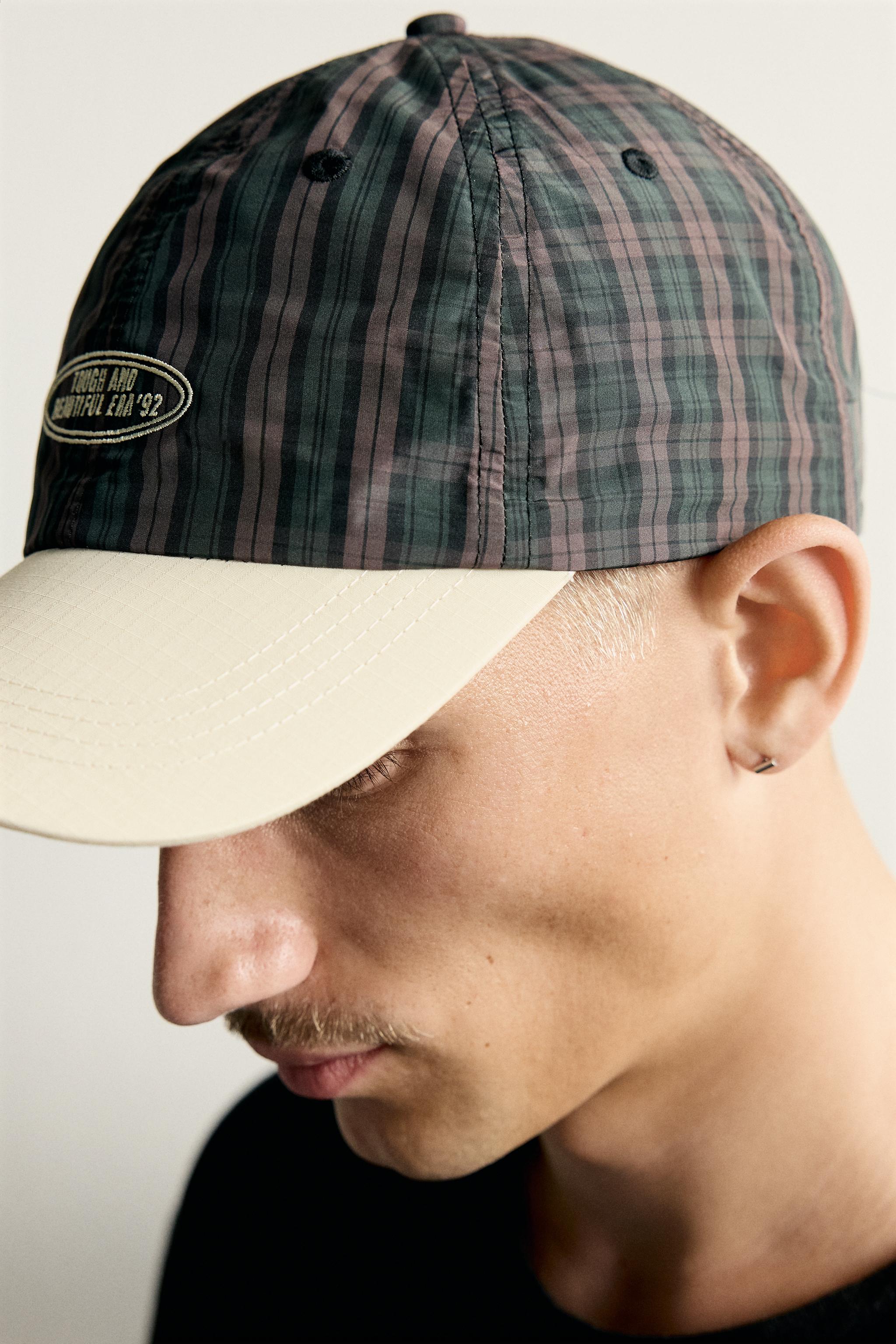 CASQUETTE À CARREAUX AVEC INSCRIPTION BRODÉE