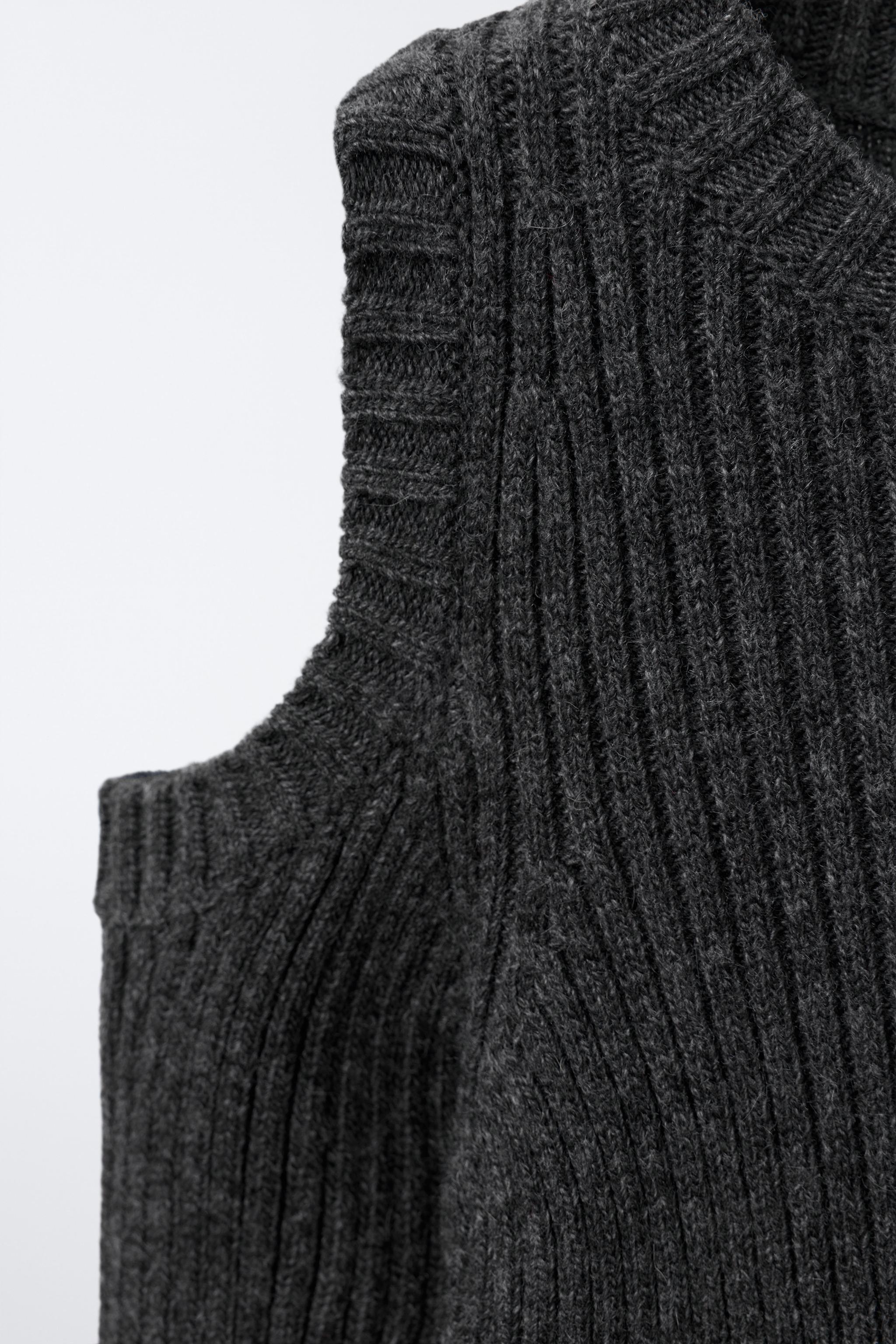 PULL EN MAILLE CUT OUT ÉTOILE BRODÉE