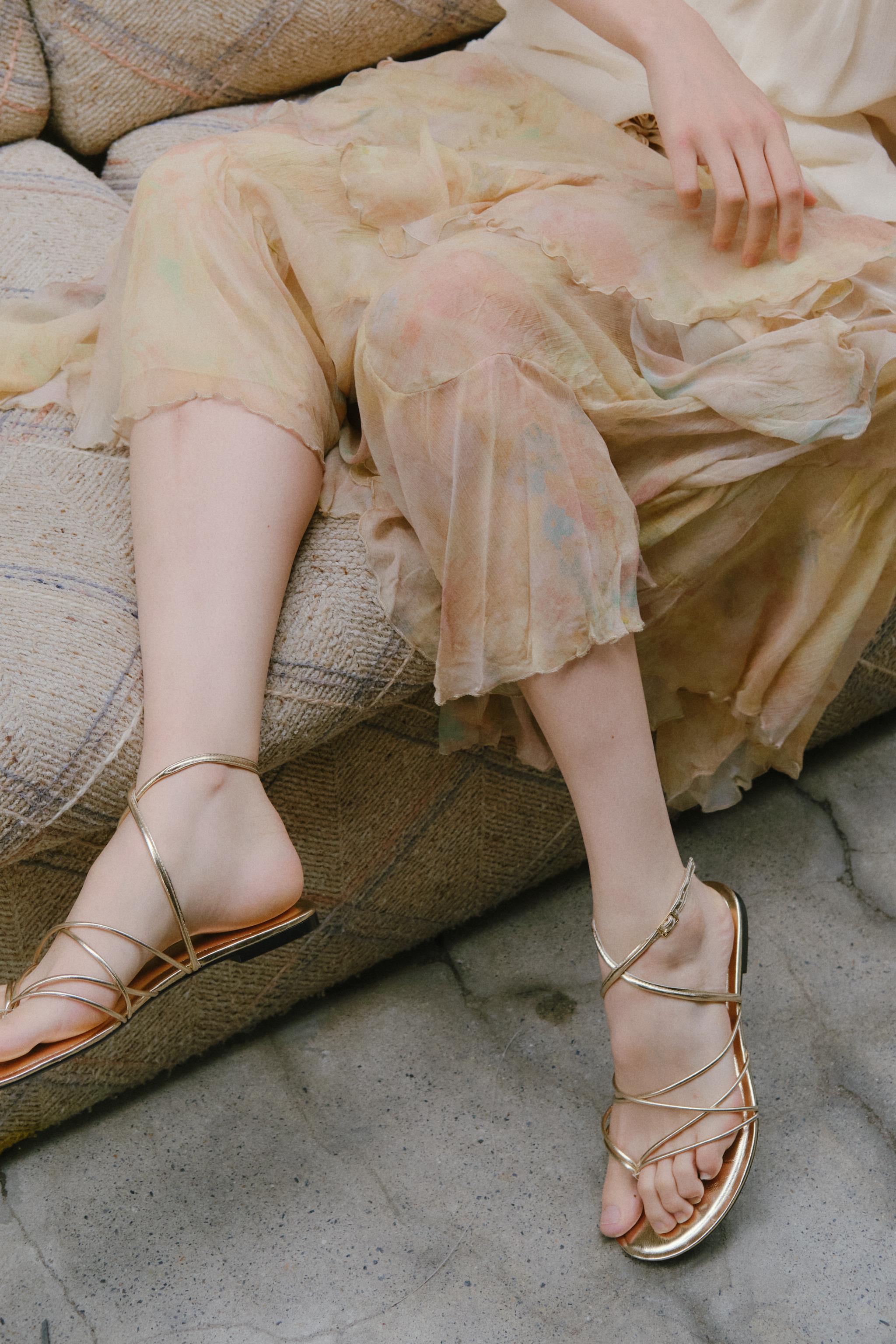 ☆ドイツ発*ZARA*新作*GOLDストラップフラットサンダル☆ ゴールドストラップ フラットサンダル - ゴールド | ZARA Japan
