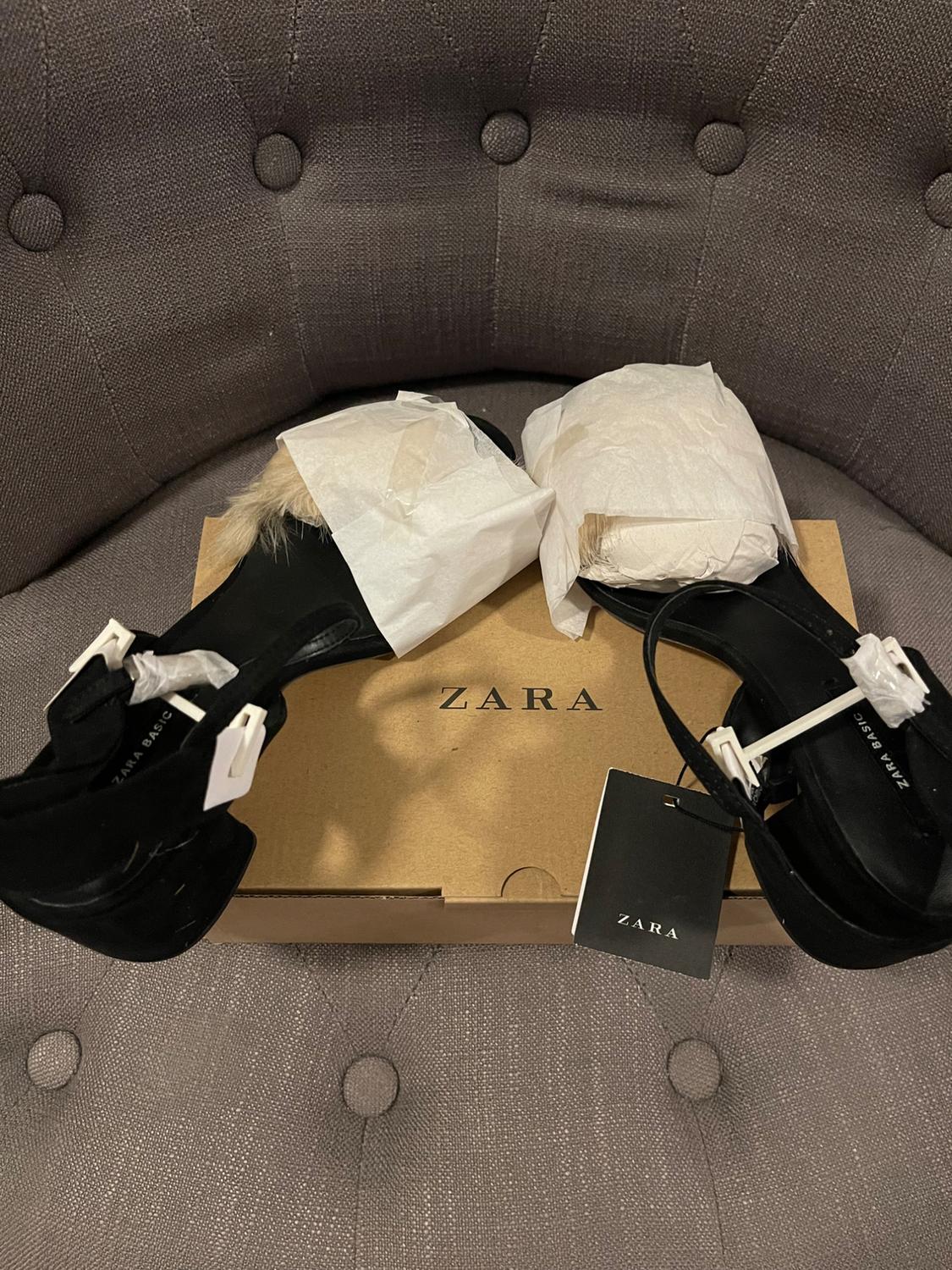 BLACK SUEDE BLOCK HEEL SANDALS WITH SOFT PINK FAUX FUR - Image 2