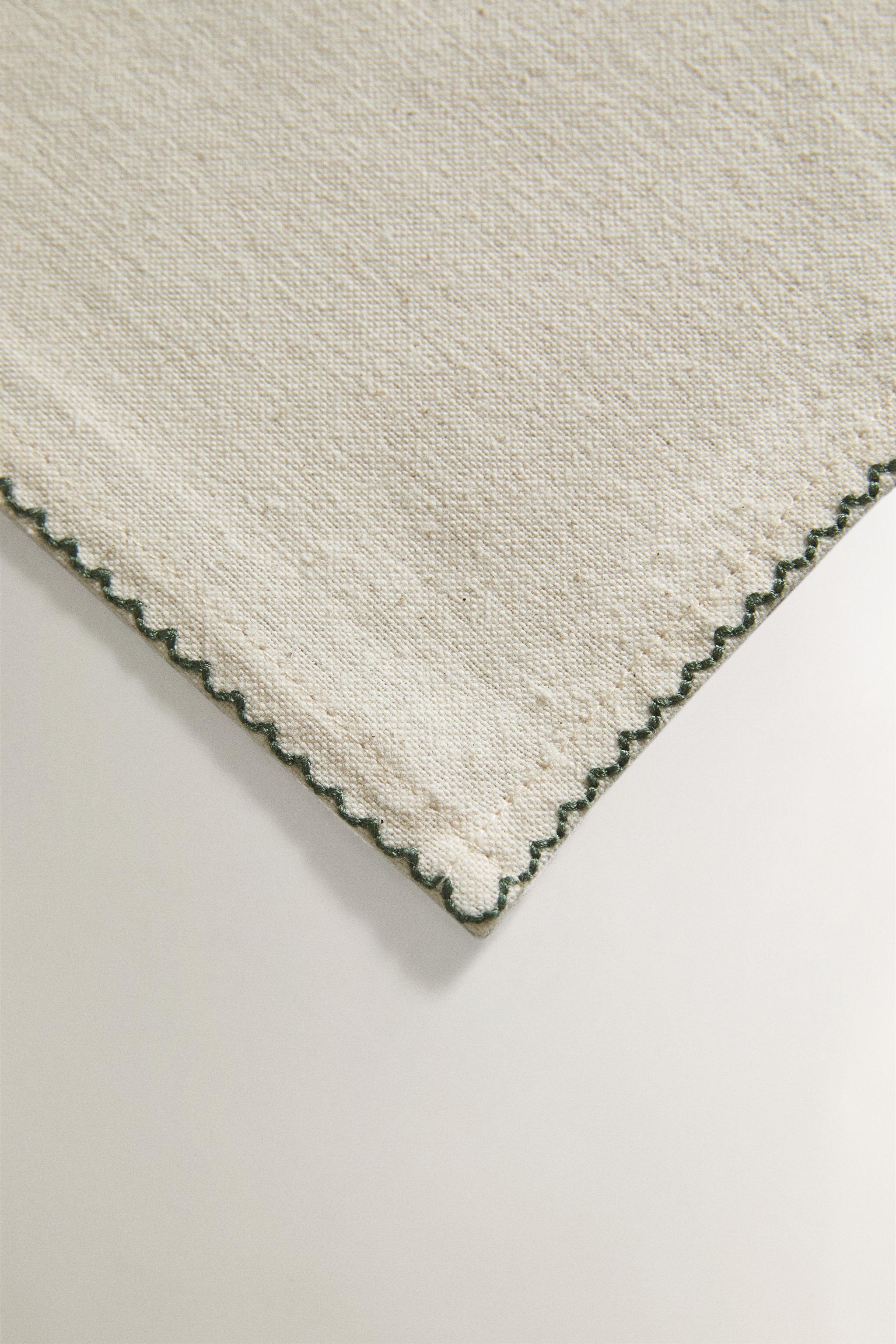 LOT DE SERVIETTES DE TABLE BRODERIE FLEURIE (LOT DE 4)