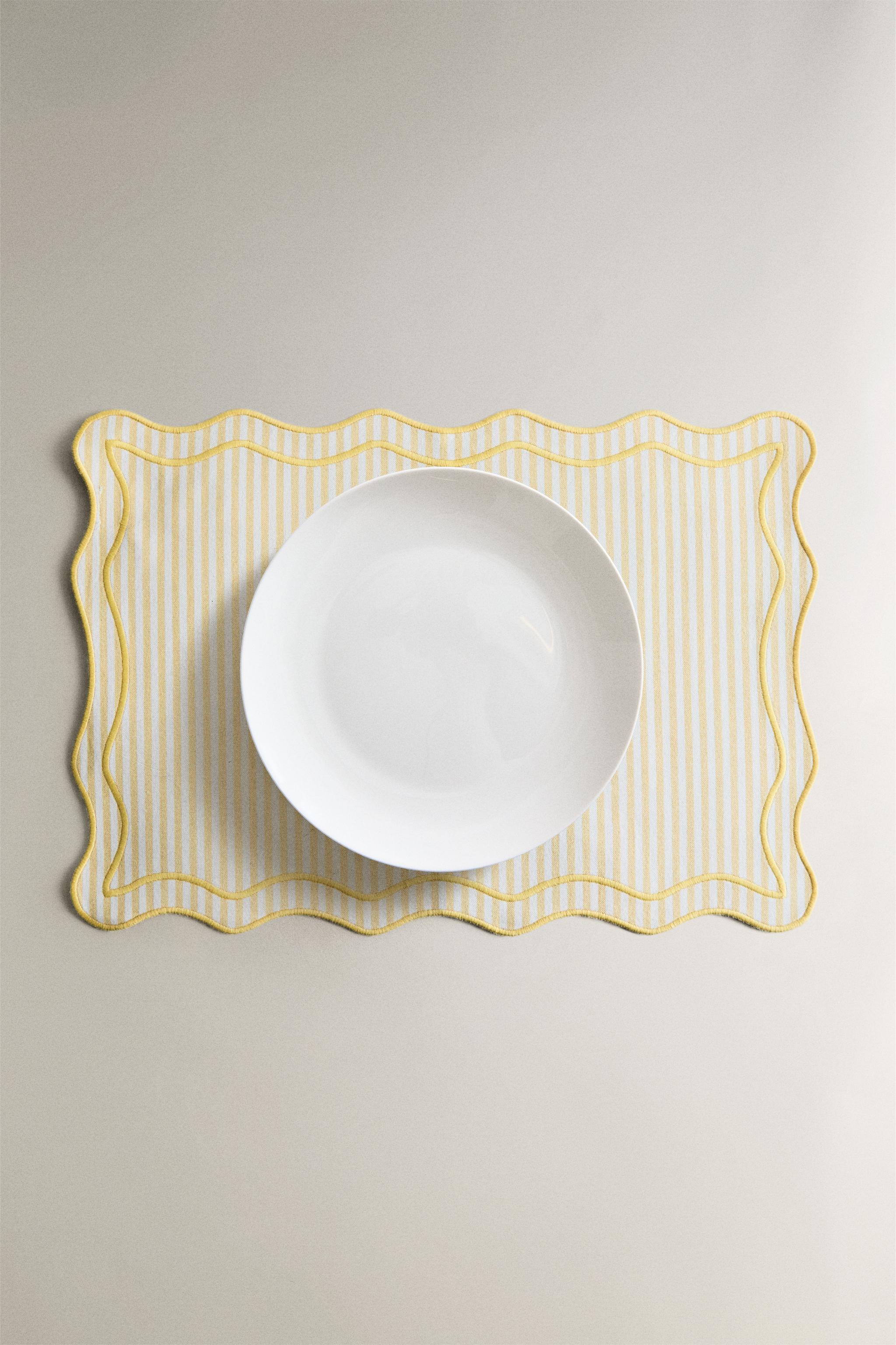 STRIPED SCALLOPED PLACEMAT