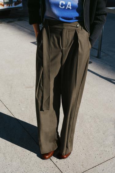 PANTALÓN PLIEGUES CINTURÓN - Khaki vigoré de Zara