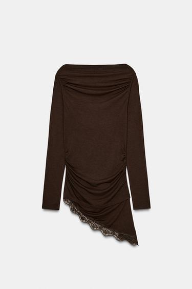 CAMISETA BAJO ASIMÉTRICO ENCAJE - Chocolate de Zara