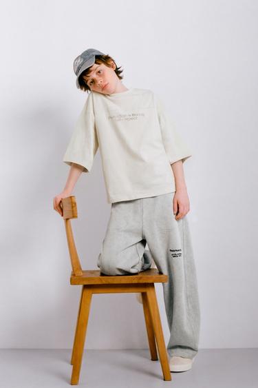 تيشرت بمظهر مغسول ونقشة نصية - خَام الخاص بـ Zara