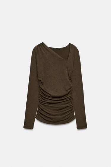 CAMISETA ESCOTE ASIMÉTRICA - Marrón de Zara - Imagen 0
