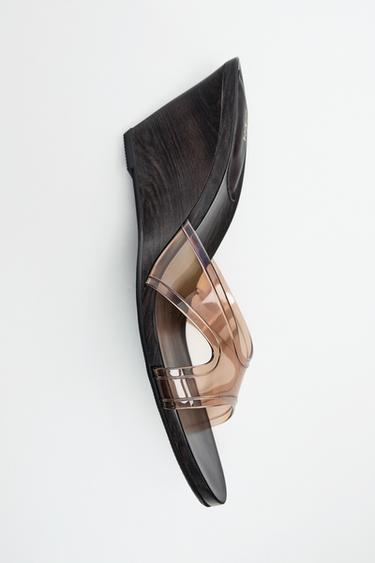 SANDALES À TALONS COMPENSÉS EFFET VINYLE - Marron de Zara