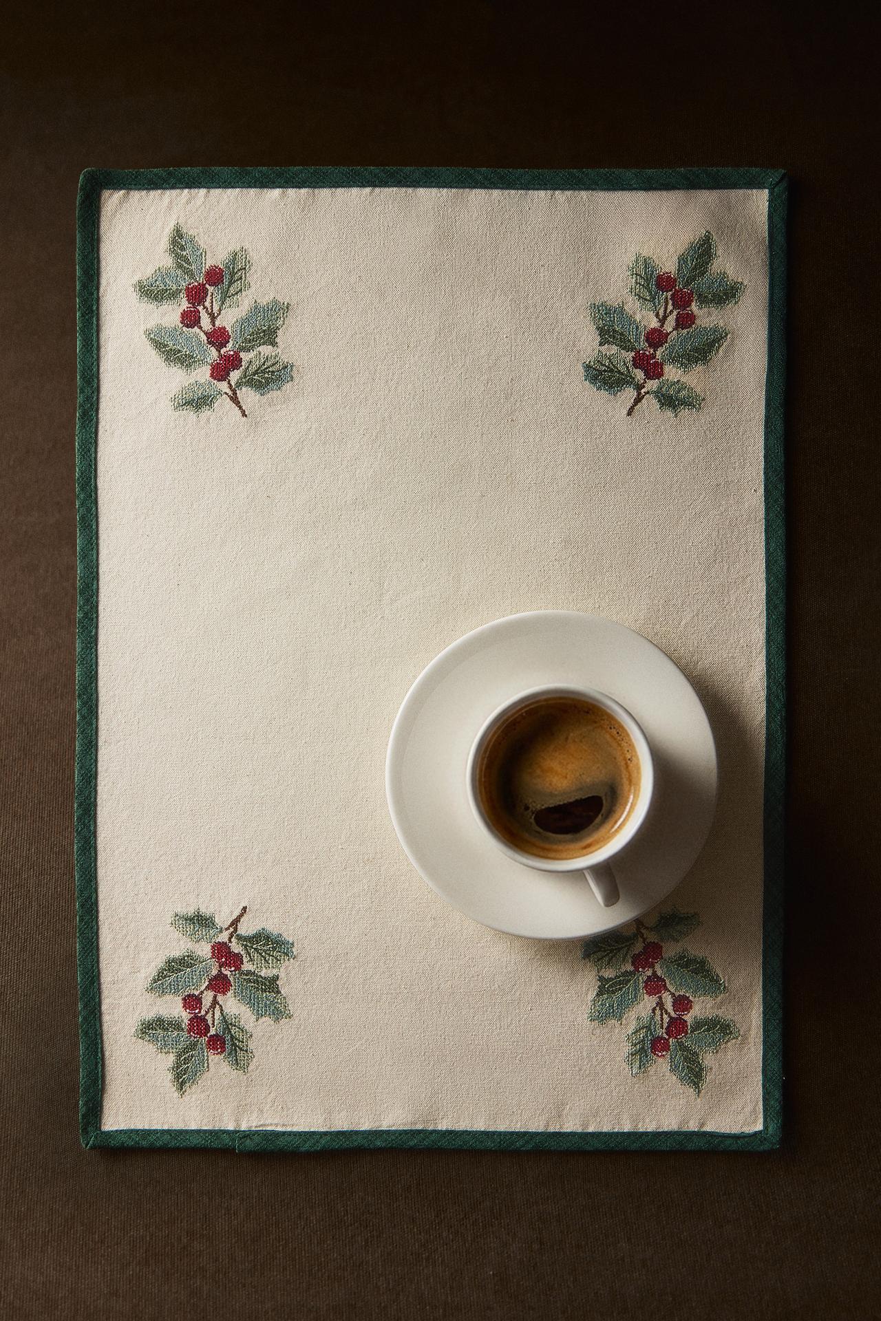 EMBROIDERED CHRISTMAS PLACEMAT — Green