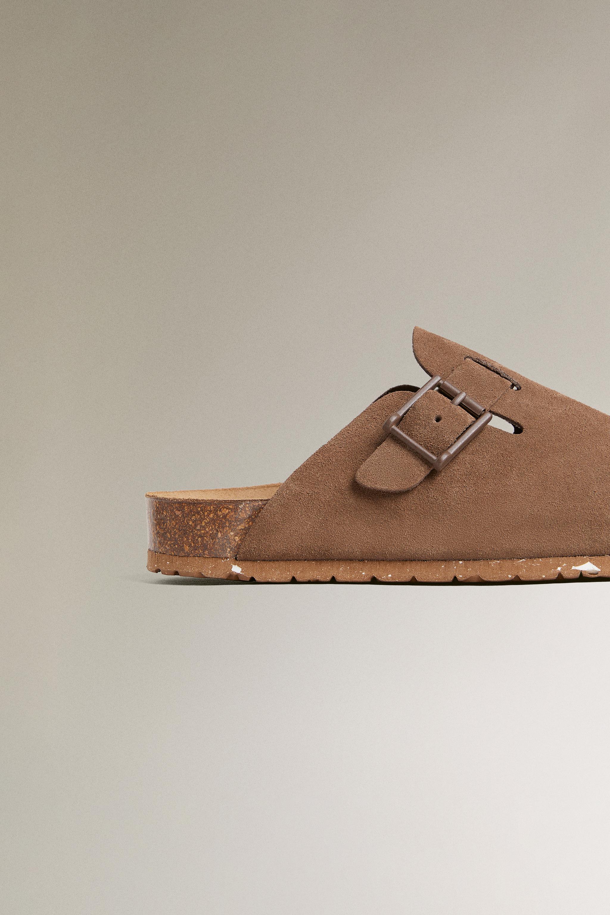 LEATHER CLOGS WITH BUCKLE