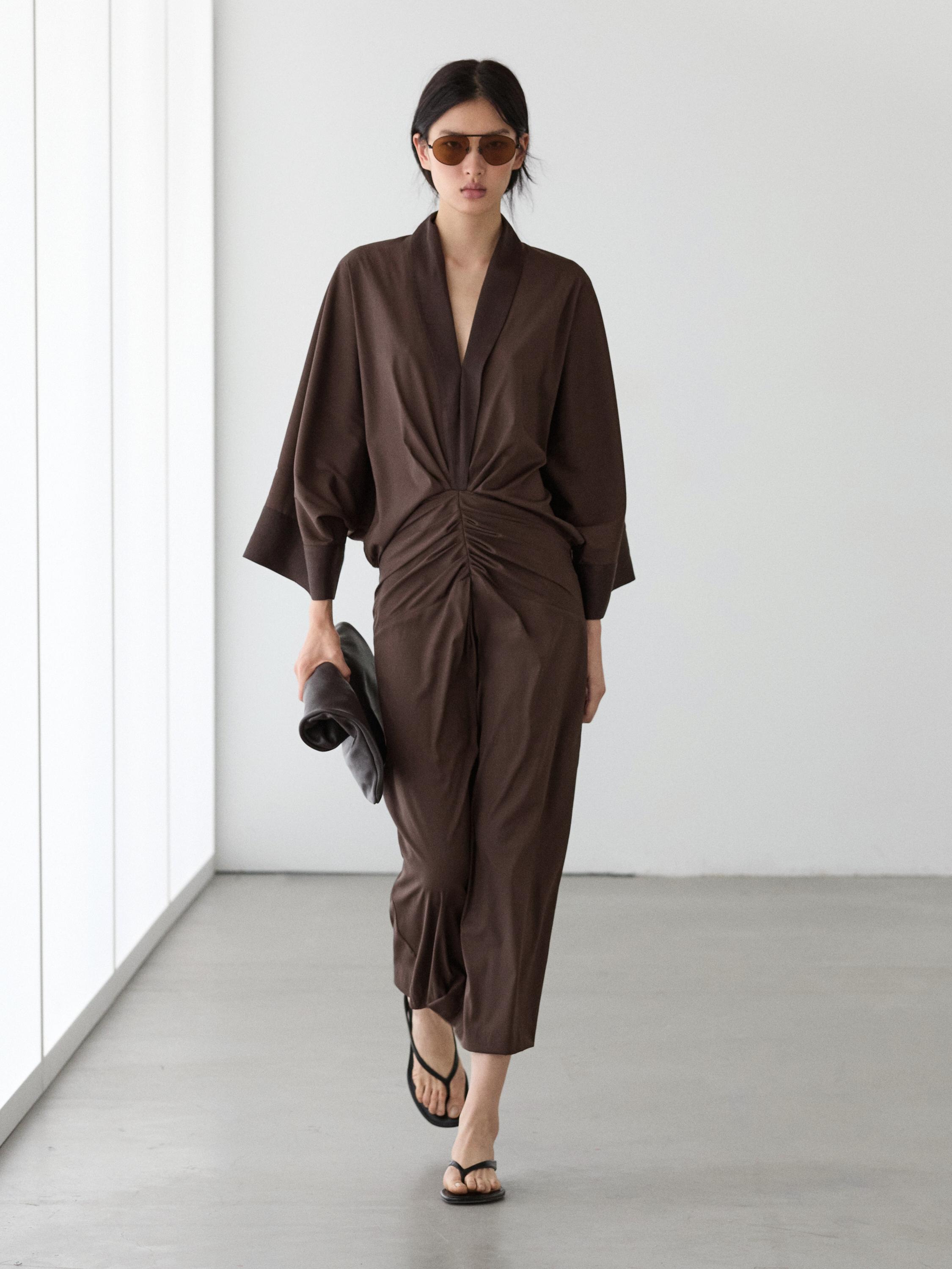 Long sleeve dress with gathered detail — Chocolate