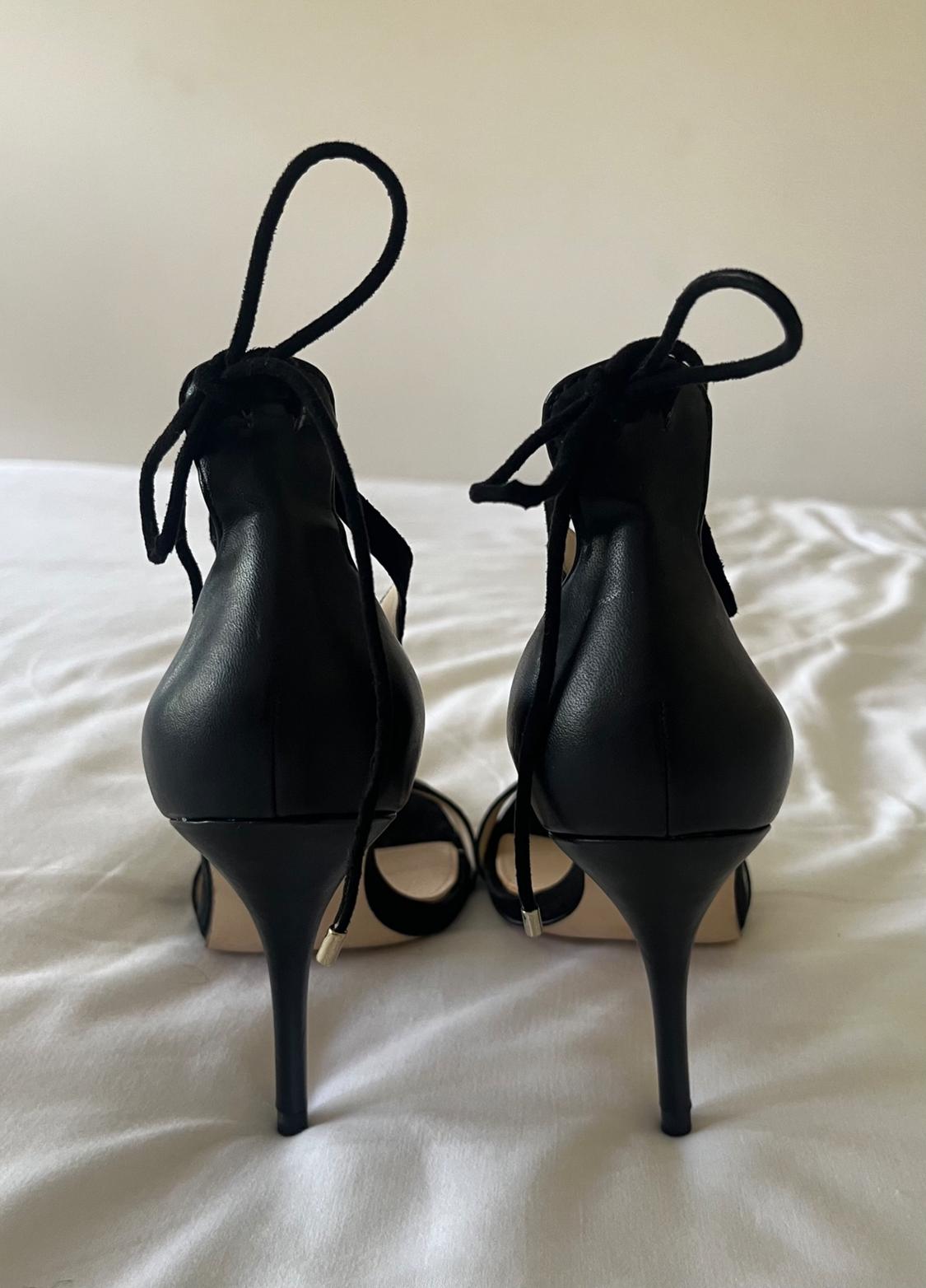 BLACK HIGH HEELED SANDALS - Image 6