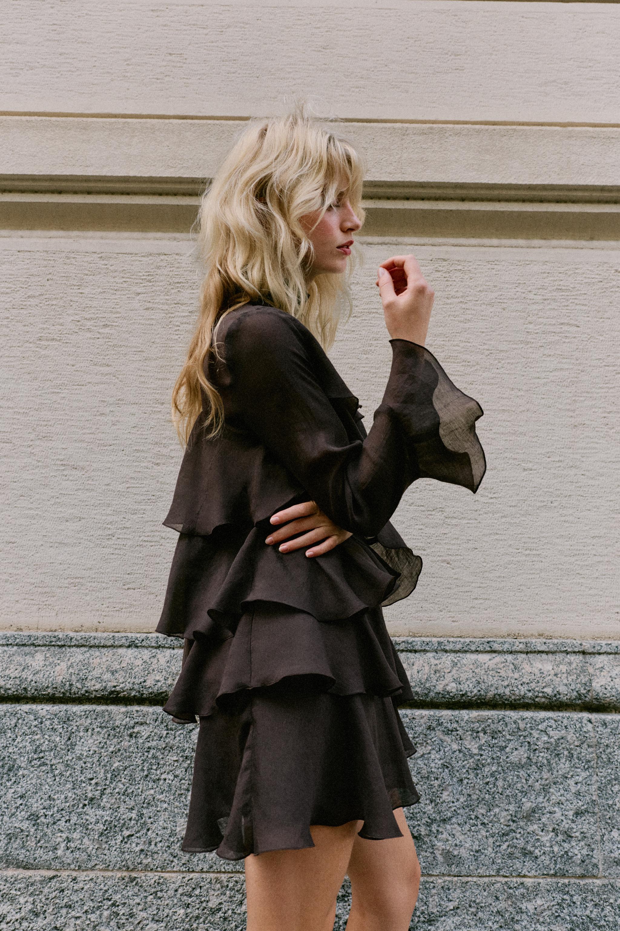 ROBE COURTE À VOLANTS