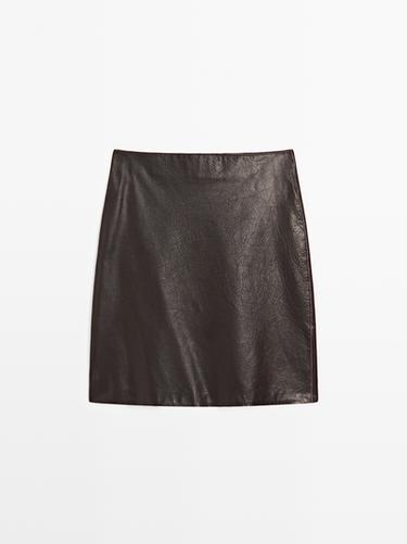 Jupe courte en cuir nappa - Marron de Zara