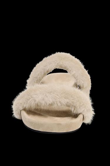 SANDALIA PLANA EFECTO PELO - Beige de Zara