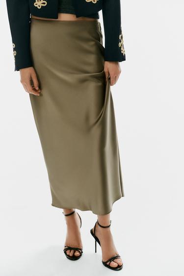 تنورة ميدي ساتانية - كاكي داكن الخاص بـ Zara