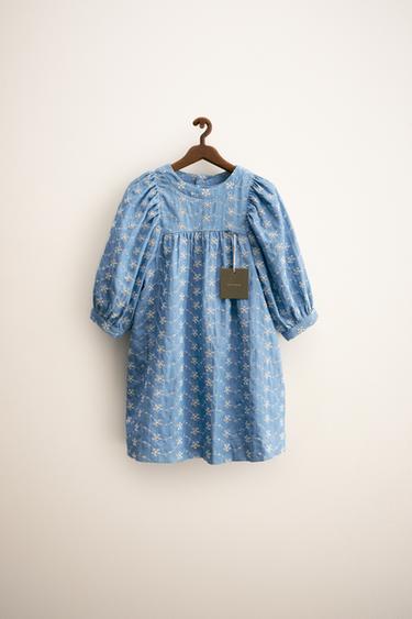 ZARA TIMELESS — ПЛАТЬЕ С ВЫШИВКОЙ В ВИДЕ ЦВЕТОВ — ГОЛУБОЙ от Zara