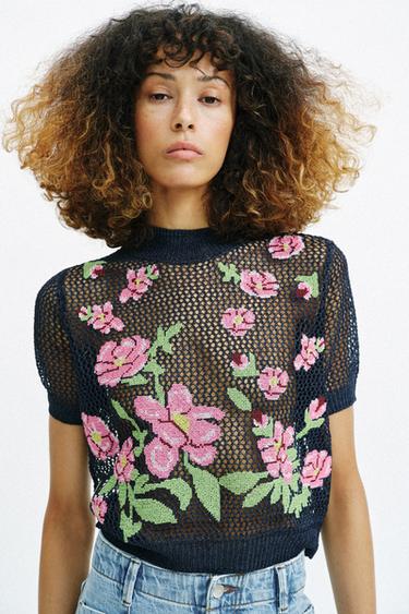 توب مغزول بزهور مطرزة - أزرق by Zara