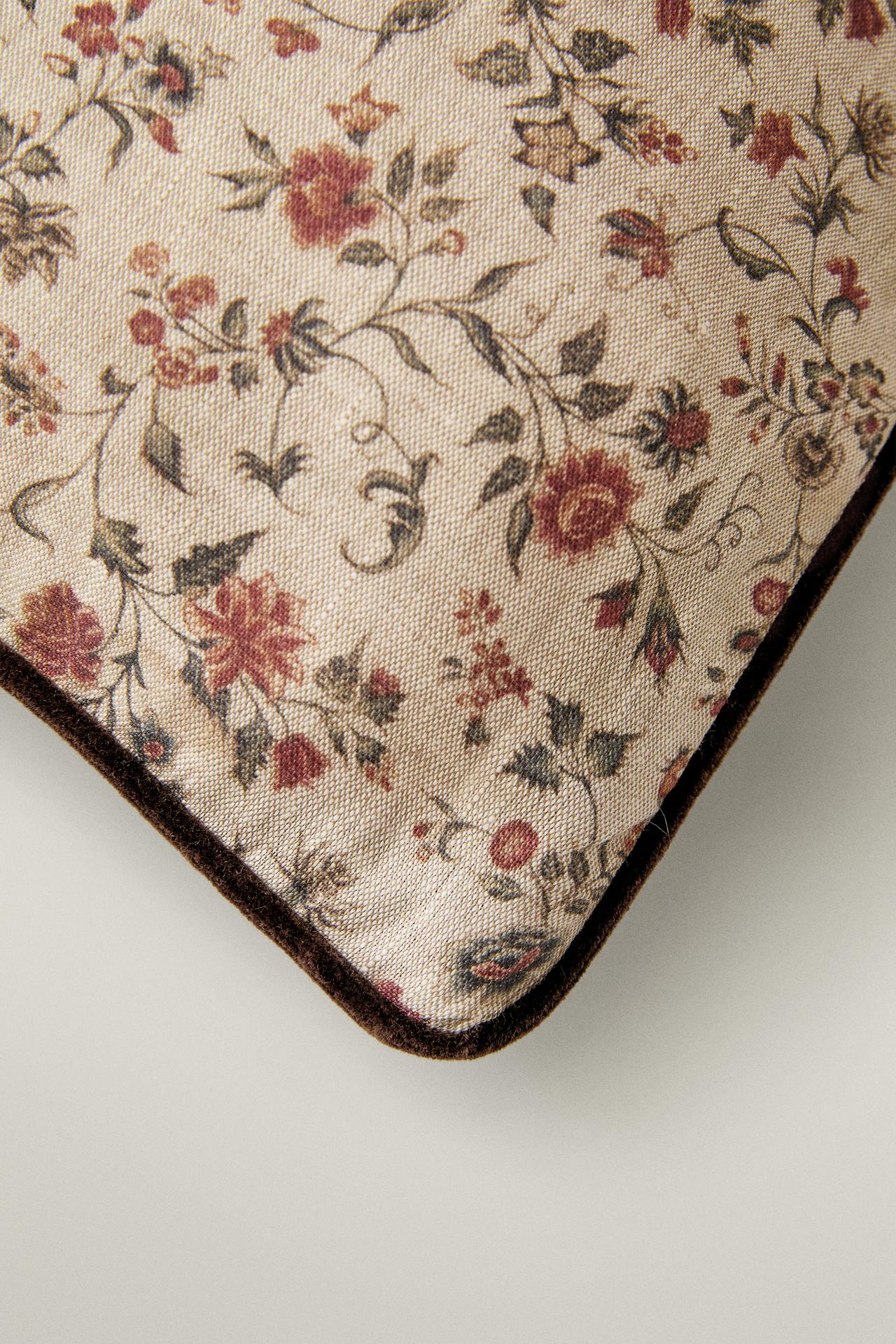 LINEN AND COTTON FLORAL THROW PILLOW COVER WITH PIPING — Brown