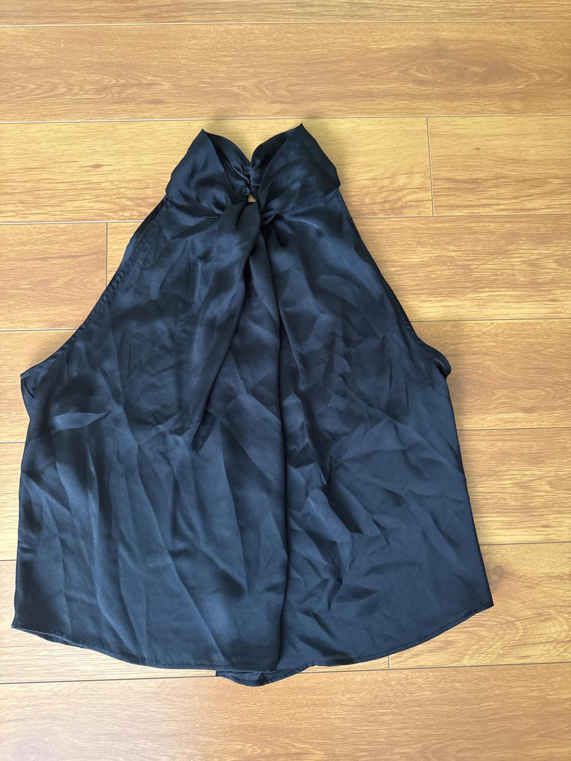 BLUSA SATINADA LAZOS PUÑOS