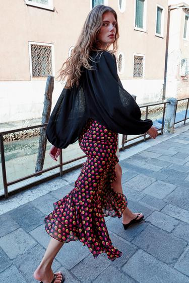 Zaras ASYMMETRISK MEDELLÅNG KJOL MED PRICKAR - Svart / Fuchsia