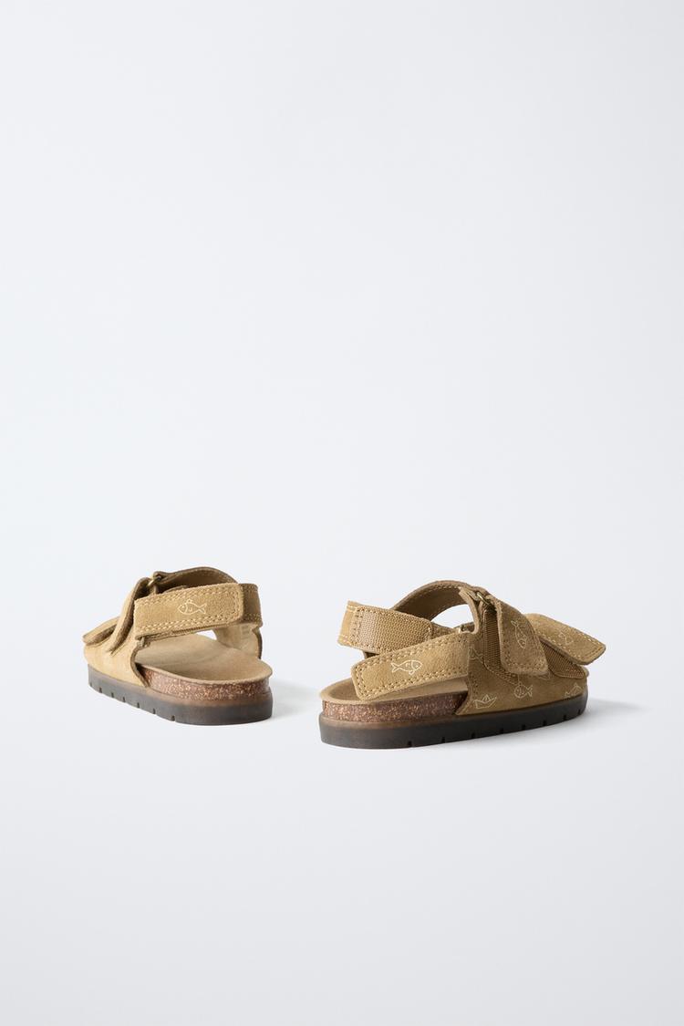 Sandalias de cuero con estampado de pez 6