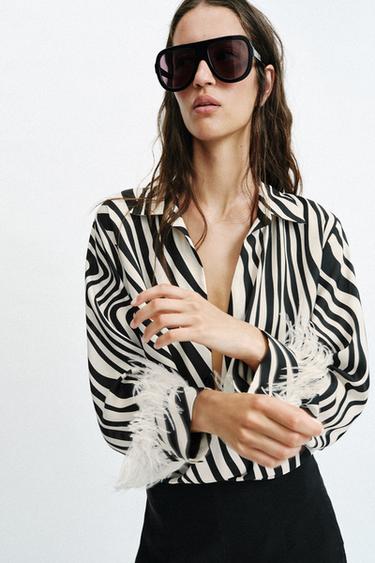 قميص بطبعة ريش حيواني - أسود / خام الخاص بـ Zara