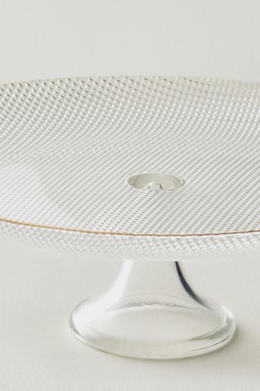 GLASS CAKE SERVING DISH WITH STEM AND RELIEF RIM - ذهبي الخاص بـ Zara