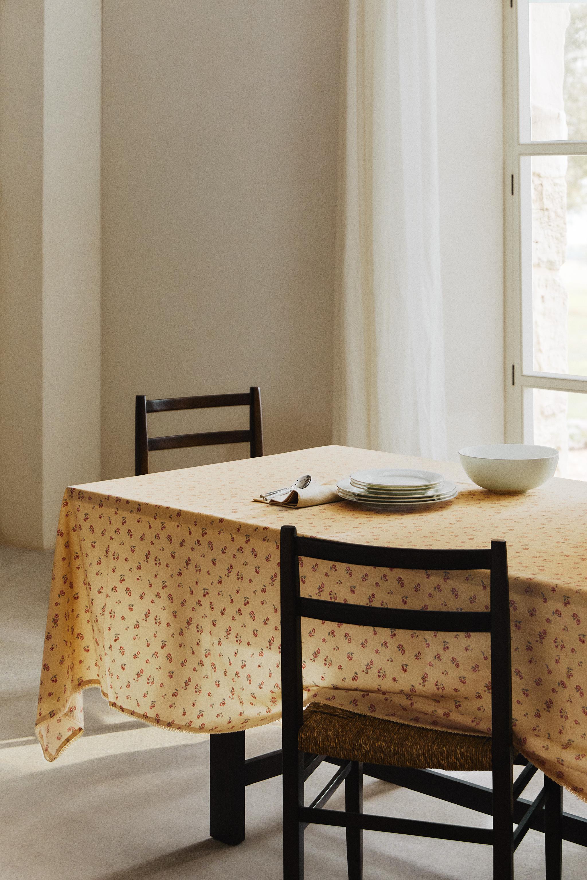 WILDFLOWER TABLECLOTH WITH LACE TRIM