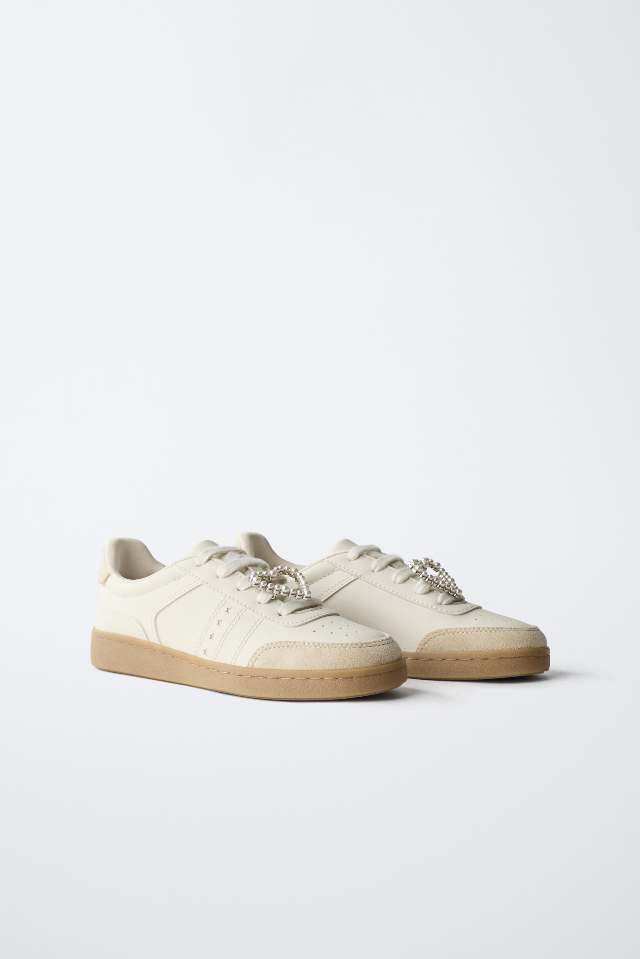 TENNIS OU BASKET AVEC DÉTAIL CŒUR