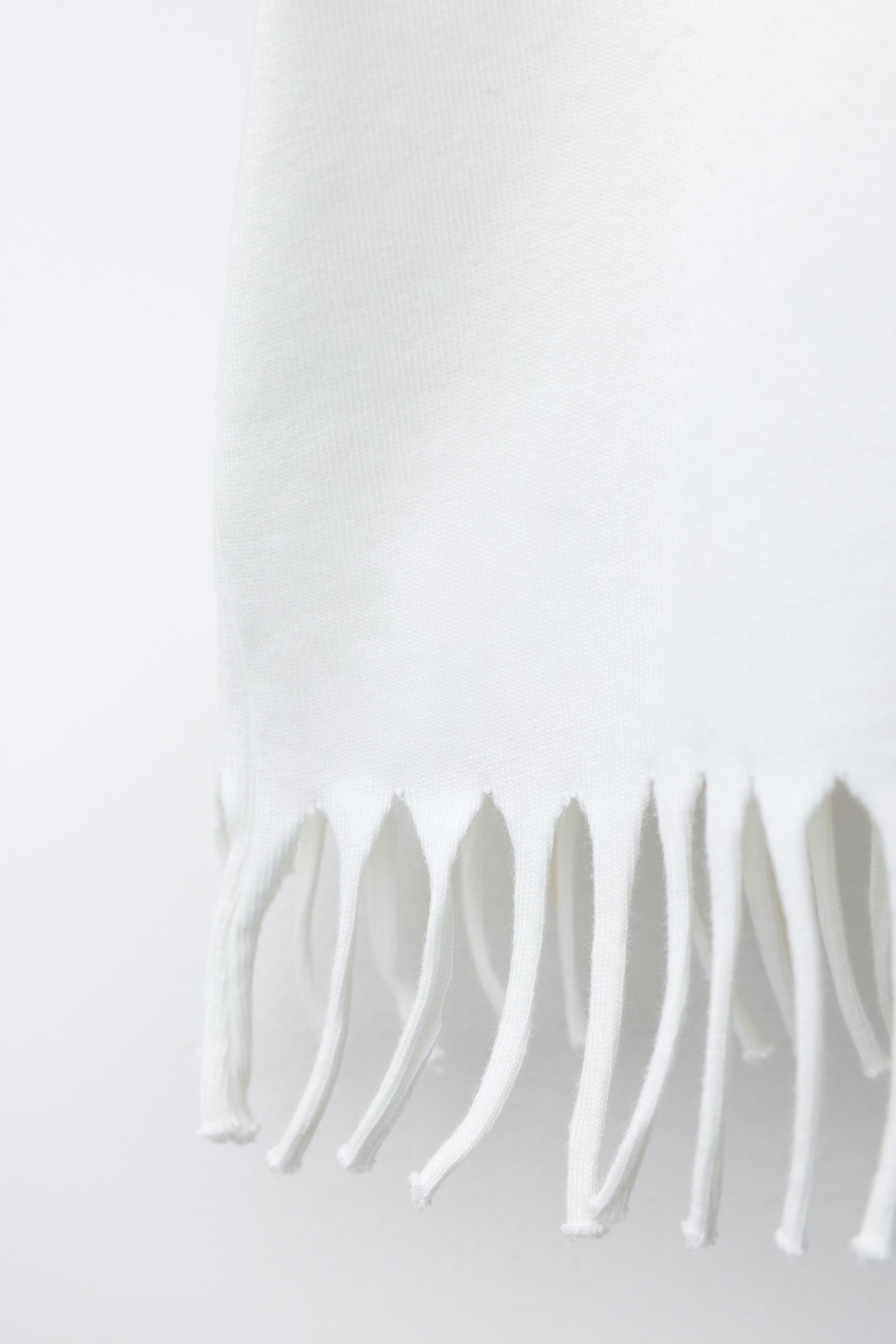 T-SHIRT FLEURI À FRANGES ET PAILLETTES