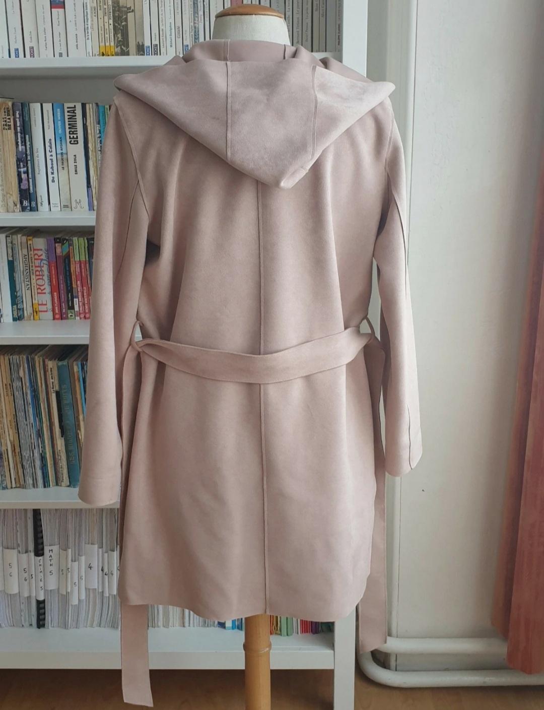 VESTE ROSE EFFET DAIM AVEC CAPUCHE ET CEINTURE - Image 4