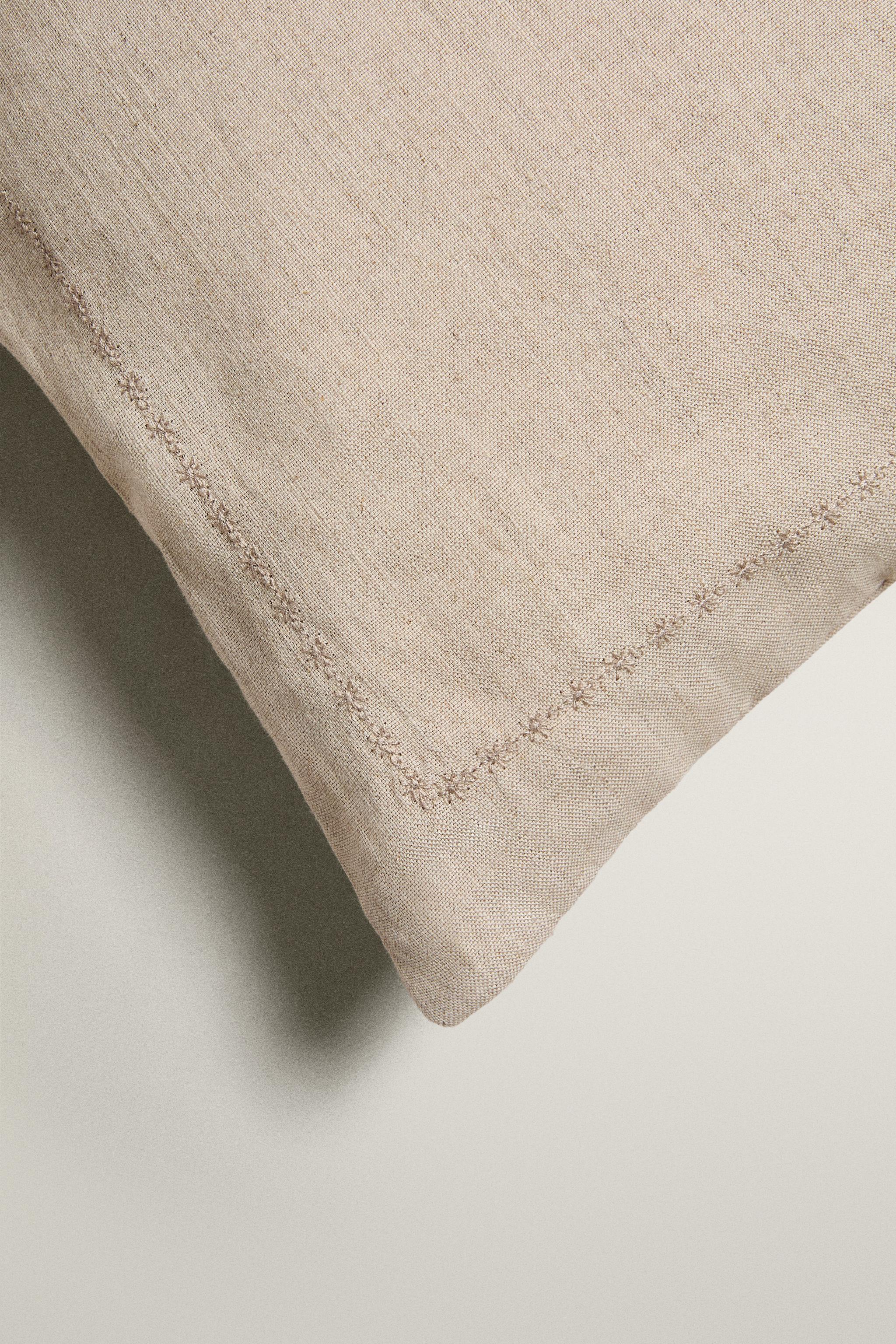 PADDED LINEN CUSHION COVER FOR QUILTS WITH DOTS