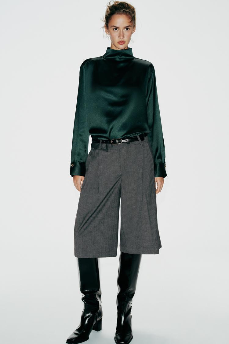 Blusa satinada cuello subido