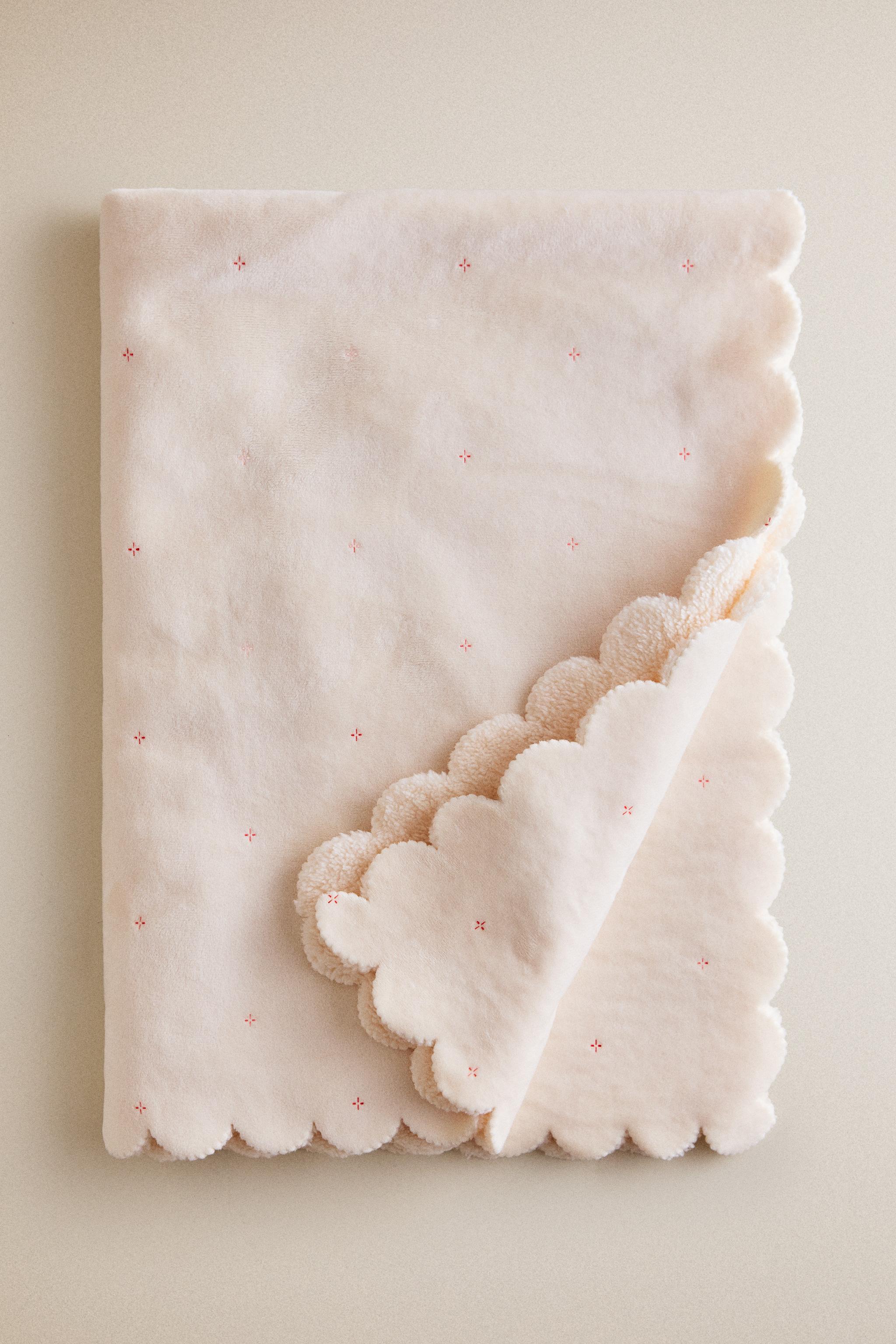 SCALLOPED BABY BLANKET — Ecru