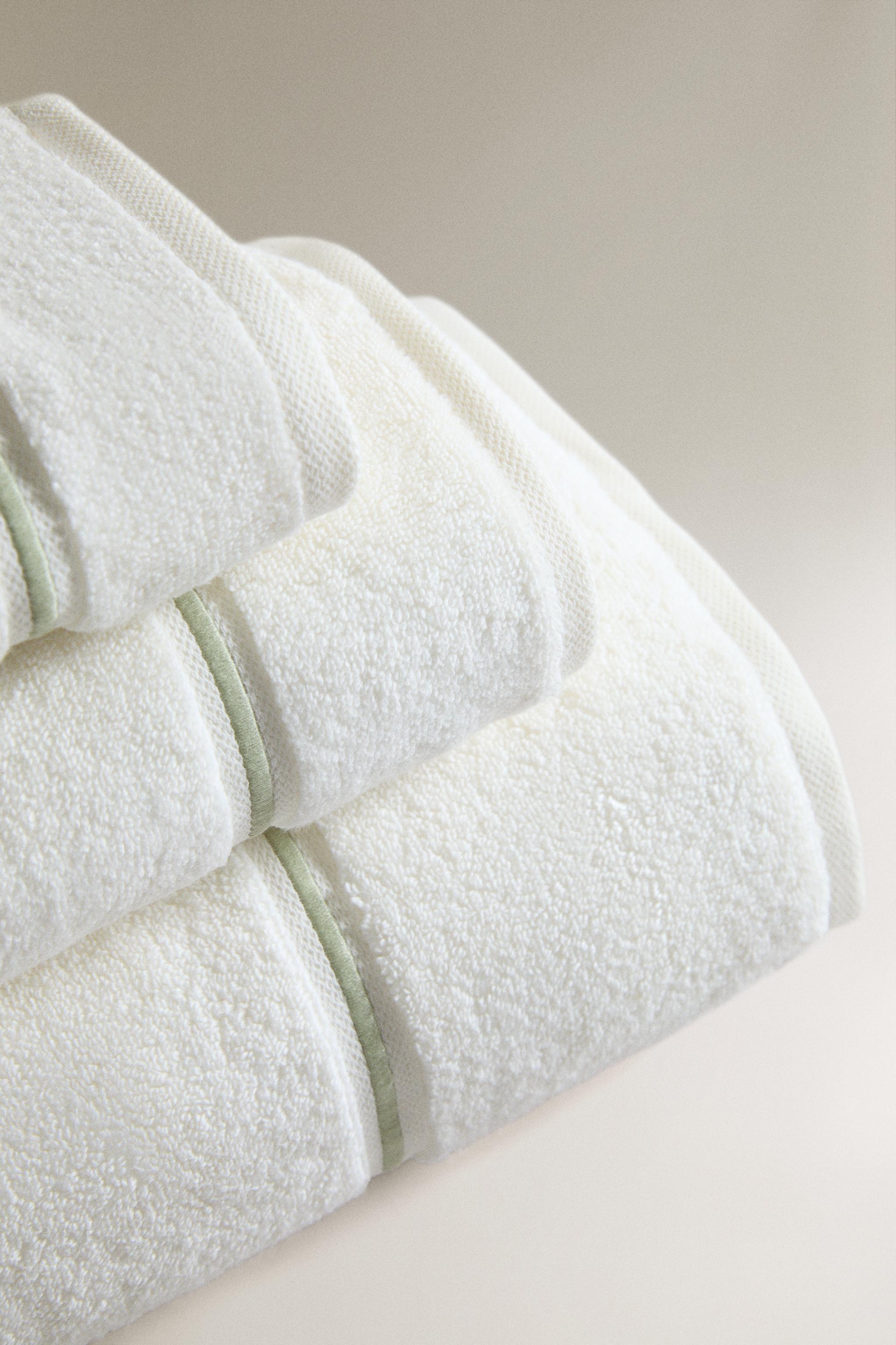SCALLOPED BATH TOWEL — Light green