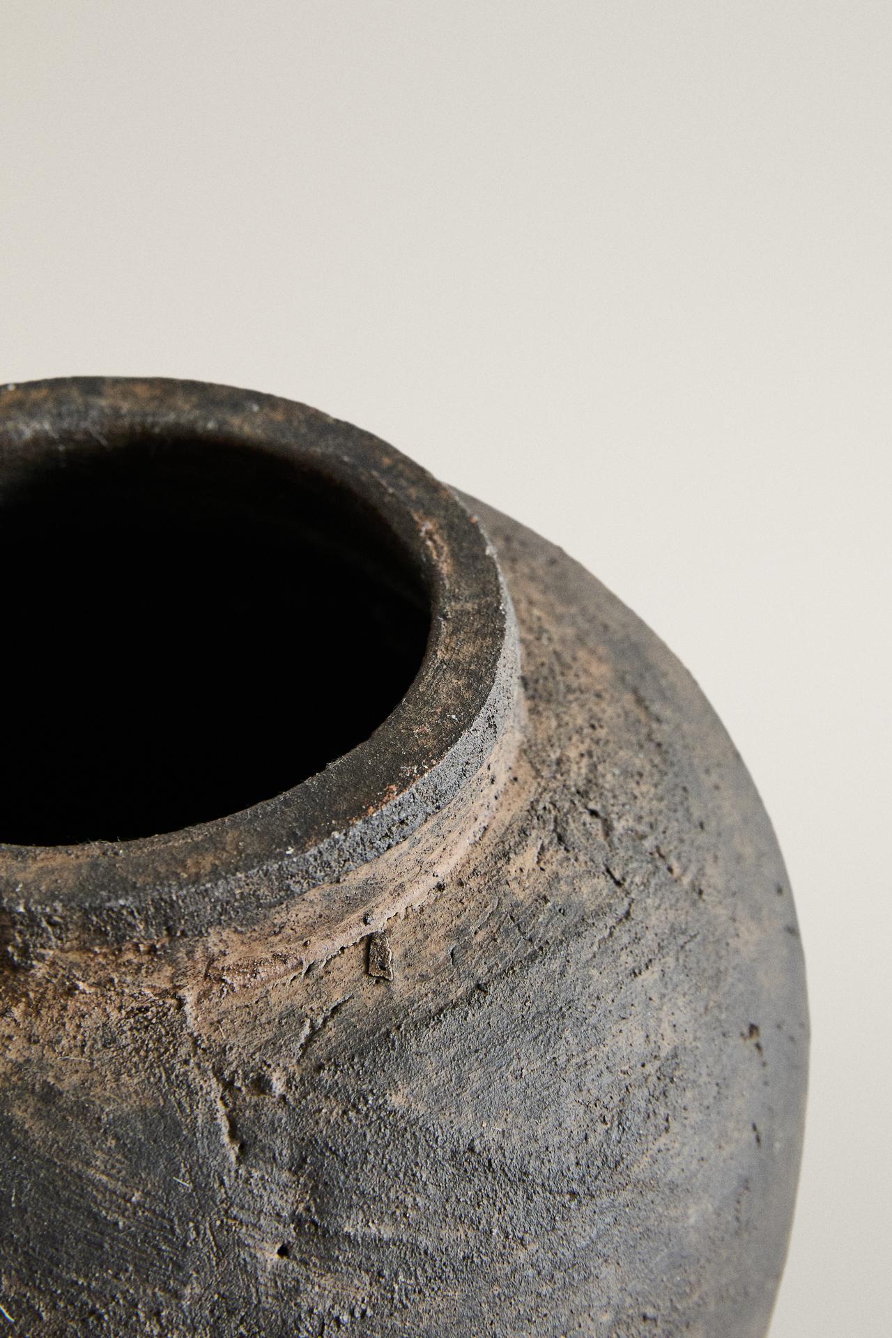 CERAMIC VASE WITH DISTRESSED TEXTURE — Black