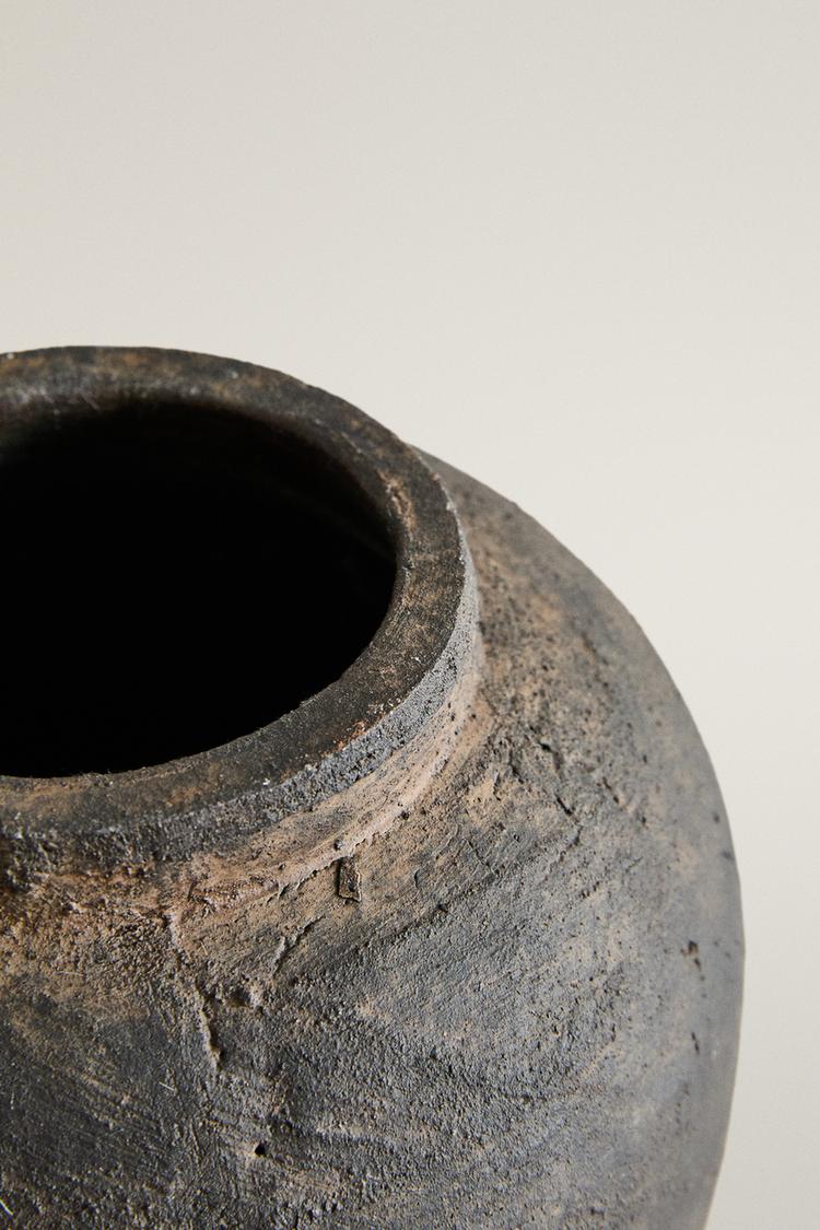 CERAMIC VASE WITH DISTRESSED TEXTURE — Black