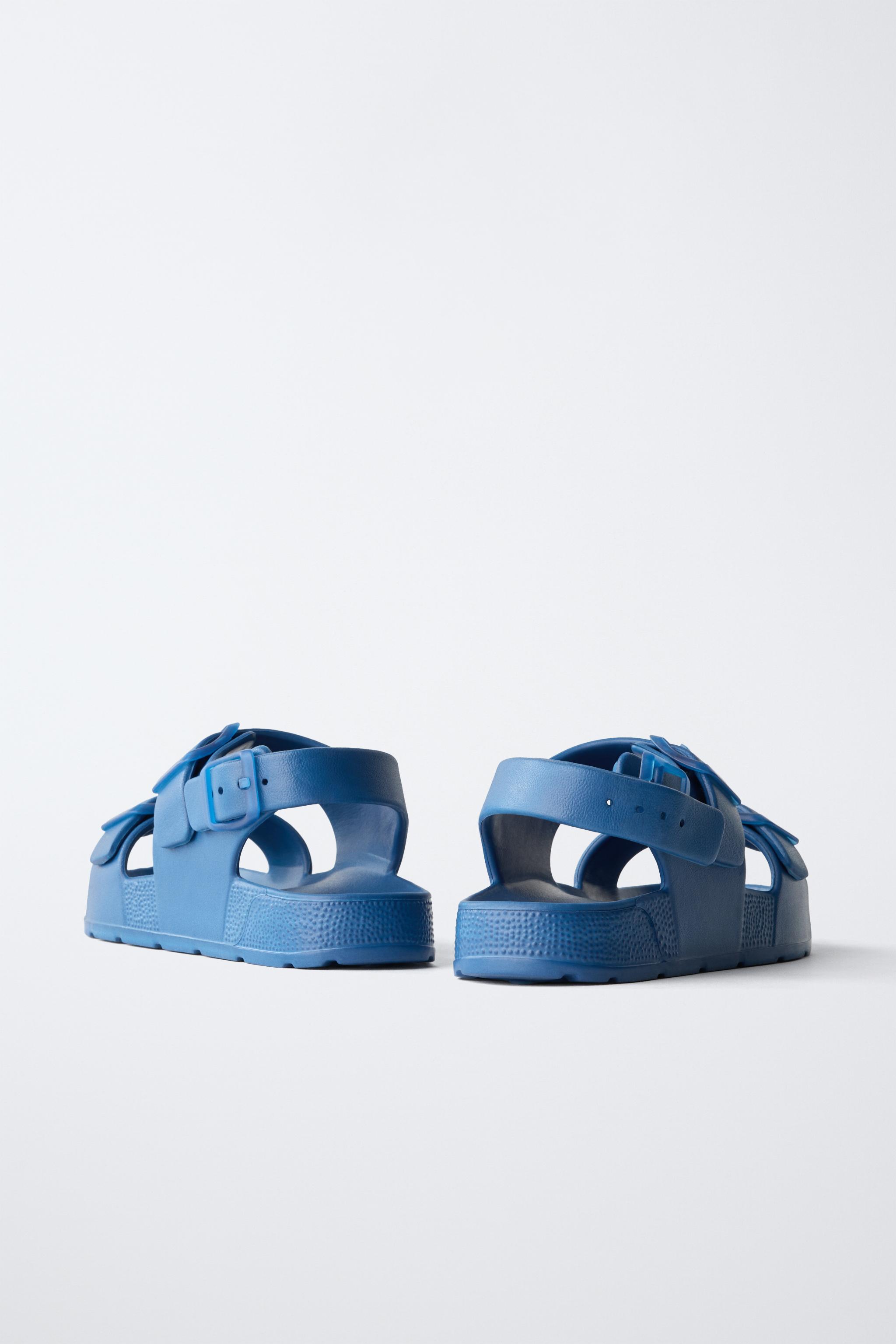 RUBBERIZED BUCKLED SANDALS