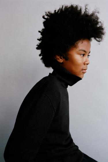 JERSEY LISO CUELLO VUELTO - Negro de Zara