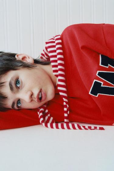 SUDADERA ESTAMPADO TEXTO PARCHE RIZO - Rojo de Zara