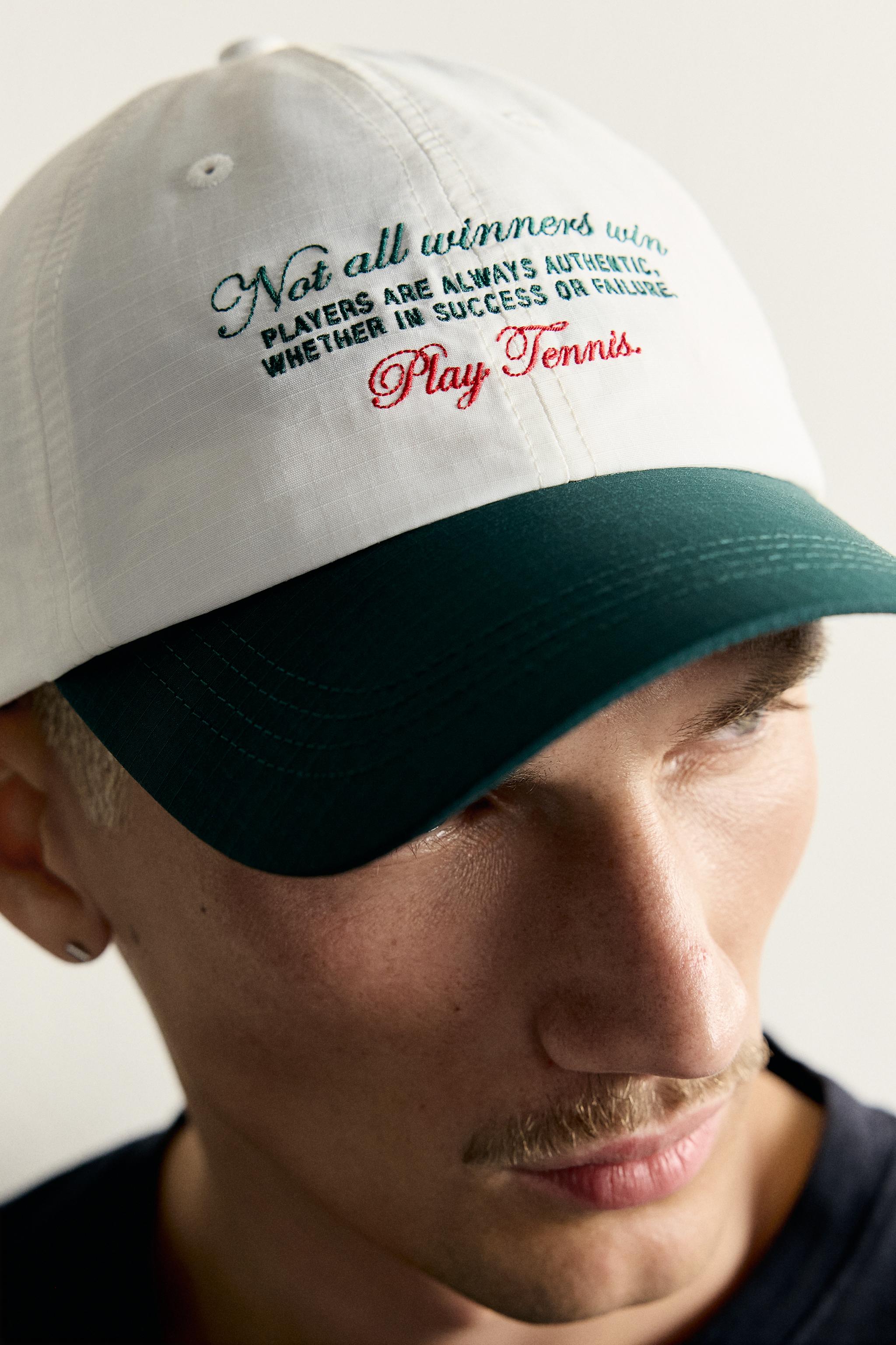 CASQUETTE AVEC INSCRIPTION BRODÉE ET CONTRASTE