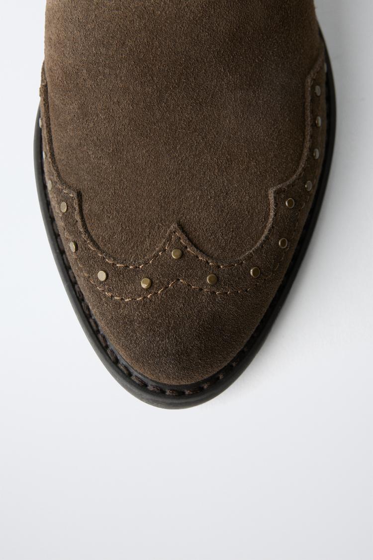 Botines de cuero con tachuelas y pañuelo 6