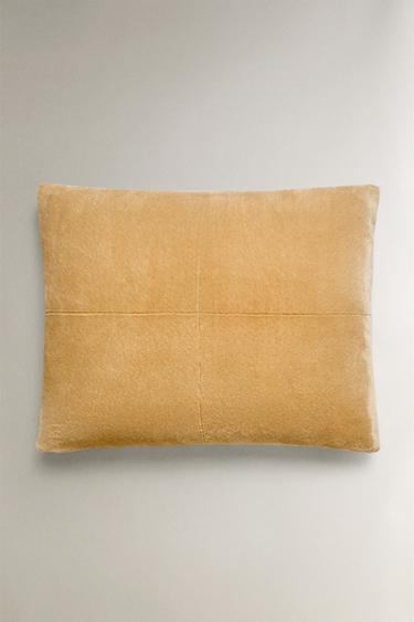 CAPA DE ALMOFADA DE PELO COM PESPONTO - castanho da Zara - Imagem 0