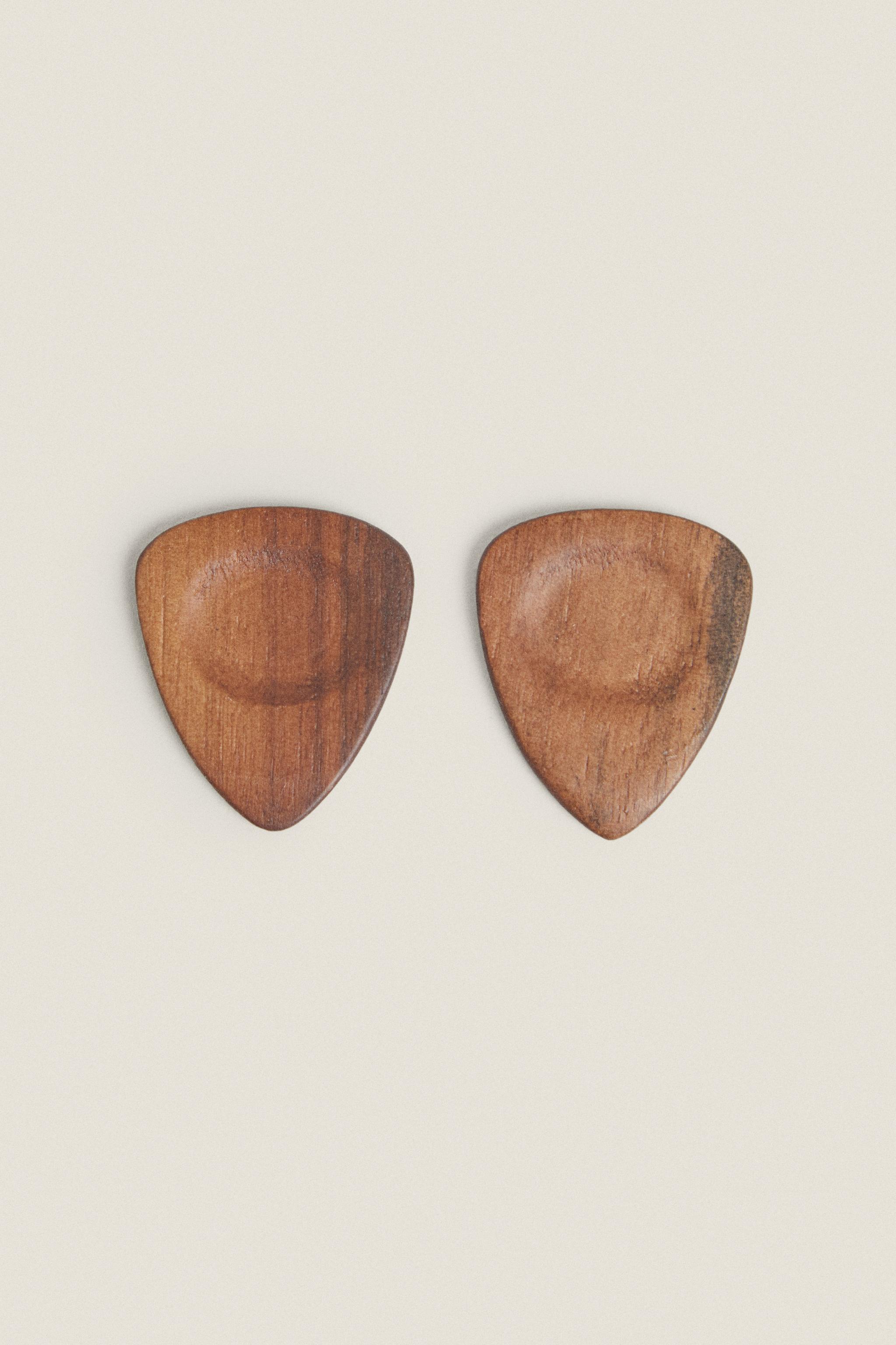 Rattan plectrum deals