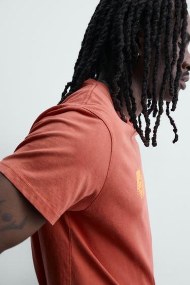 T-SHIRT LAVÉ À INSCRIPTION IMPRIMÉE - Rouge de Zara - Image 5