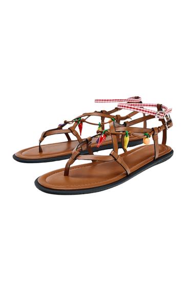RIEMCHENSANDALE MIT CHARMS - Braun von Zara